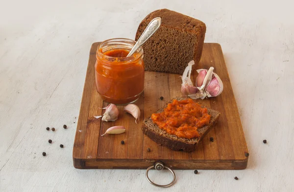 Roggebrood met adjika — Stockfoto