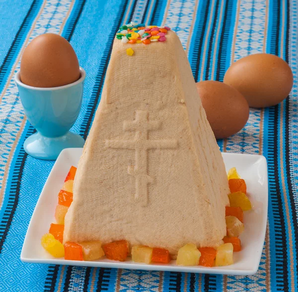 Traditional curd Easter cake and eggs — Stock Photo, Image