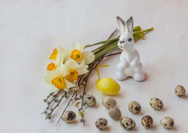 Figura conejo y codorniz huevos — Foto de Stock