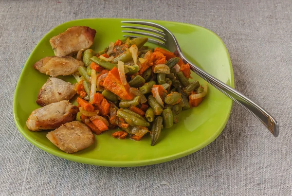 kabak ve soğan ile kızarmış yeşil fasulye