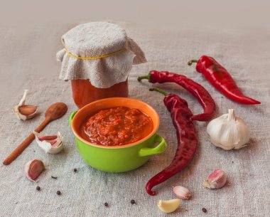 Lezzetli ev yapımı adjika