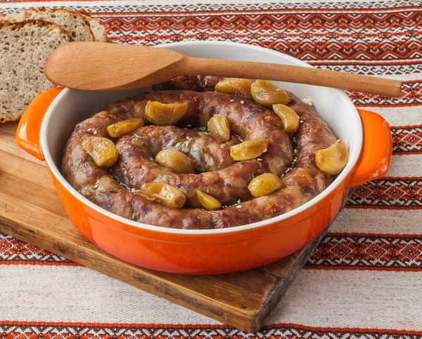 Salsiccia di maiale fatta in casa con aglio arrosto — Foto Stock