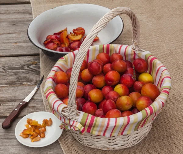 Cleaning the red plums for jam — Stock Photo, Image