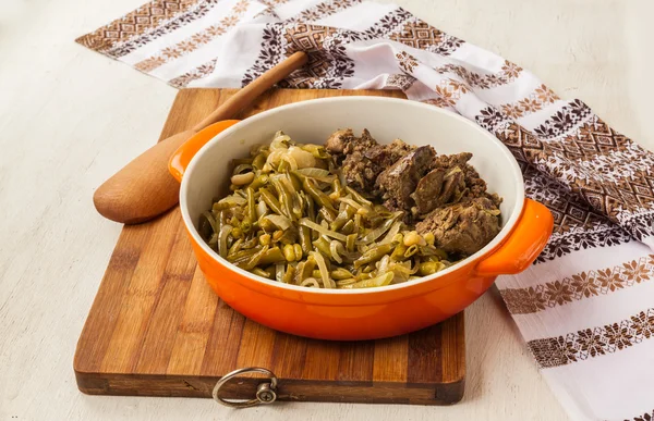 Fígados de frango frito com feijão verde — Fotografia de Stock