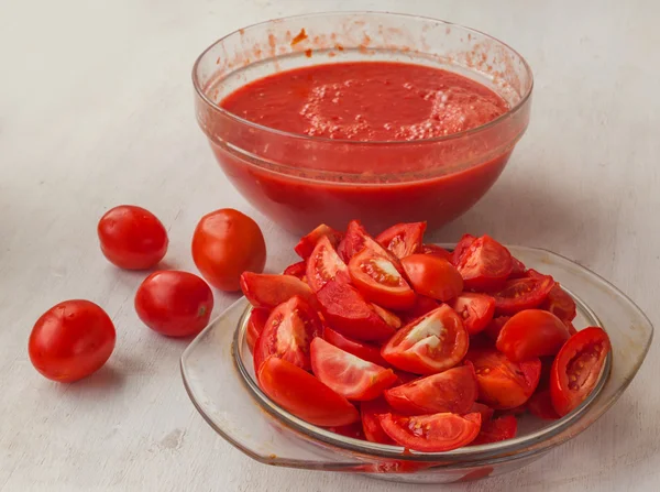 Tomaten op de keukentafel — Stockfoto