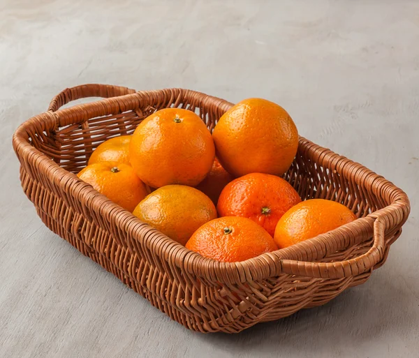 Basket with fresh mandarins — Stock Photo, Image