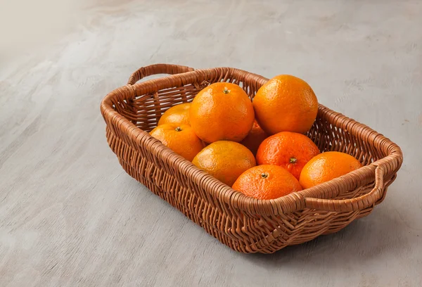 Basket with fresh mandarins — Stock Photo, Image