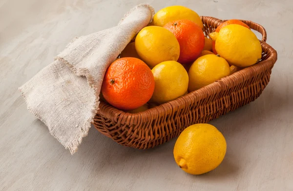 Basket with mandarins and lemons — Stock Photo, Image