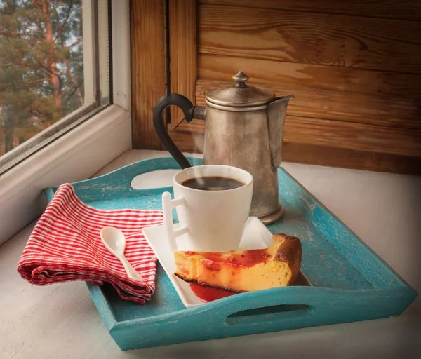 Käsekuchen und Kaffee auf einem Tablett — Stockfoto