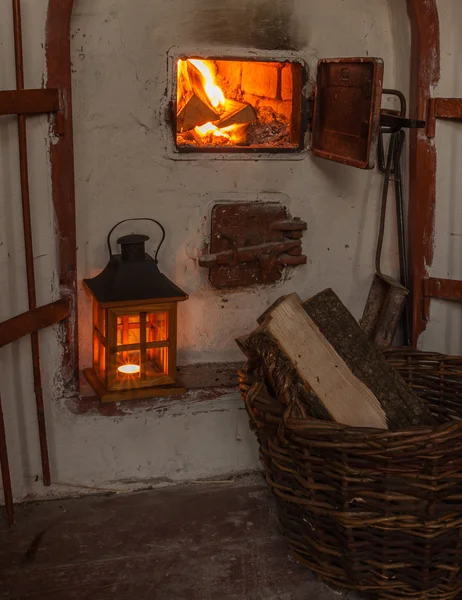 Lanterne de près d'une cheminée à foyer ouverte — Photo