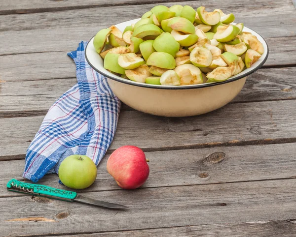 Manzanas en un recipiente para mermelada — Foto de Stock