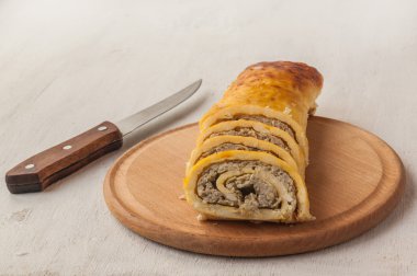 Çin böreği ahşap tahta üzerinde