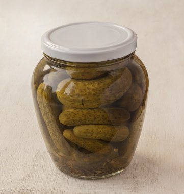 Cam kavanozda salatalık turşusu