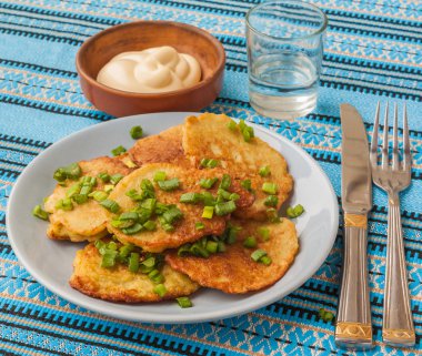 Patates gözlemesi, soğan ve bardak votka