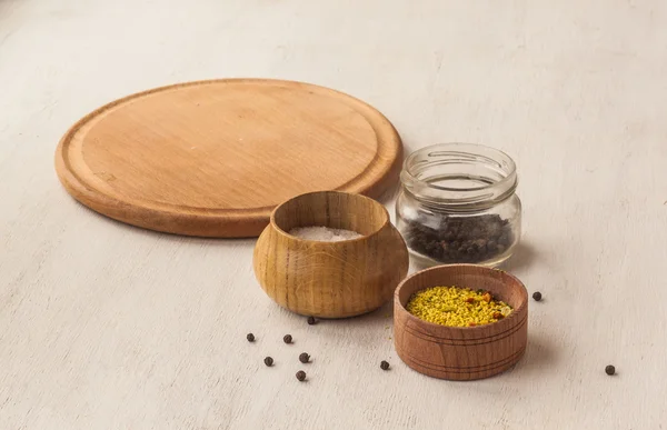 Potten met kruiden, zout en peper erwten — Stockfoto