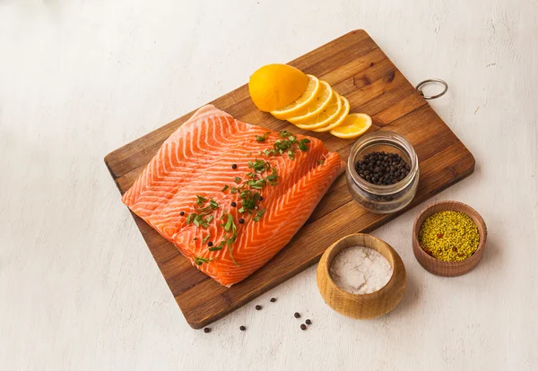 Filé de peixe vermelho e limão — Fotografia de Stock