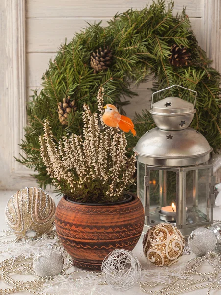 Kerstdecoraties in het venster — Stockfoto