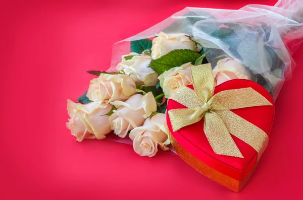 Box with a gift and roses — Stock Photo, Image