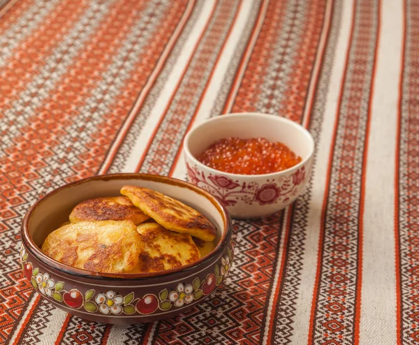 Rode kaviaar en aardappel pannenkoeken — Stockfoto