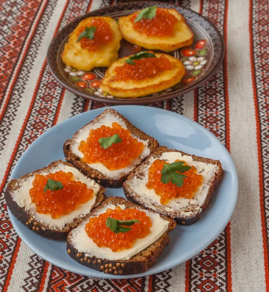 Red caviar and thick potato pancakes — Stock Photo, Image