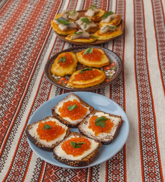 Caviale rosso e frittelle di patate spesse — Foto Stock