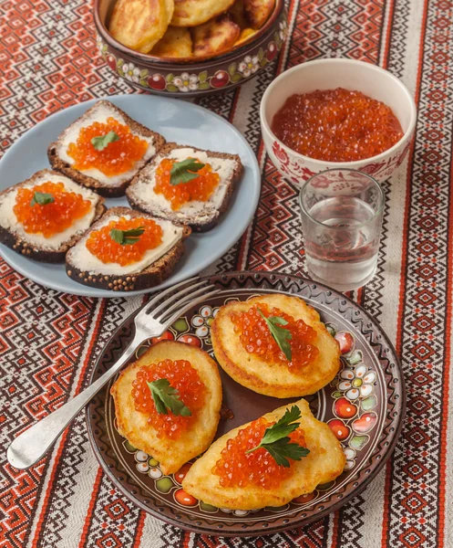 Caviar vermelho e panquecas de batata grossa — Fotografia de Stock