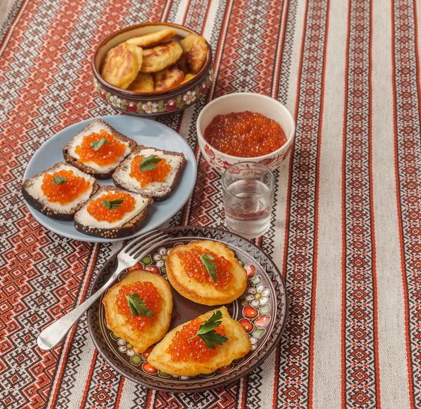 Caviar rojo y tortitas de patatas gruesas —  Fotos de Stock