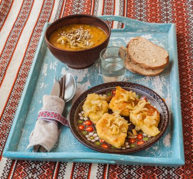 Patates edikula kızarmış soğan ile