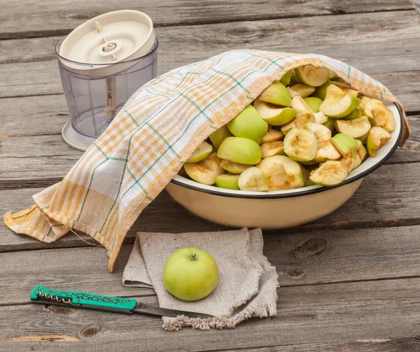 In Scheiben Apfel Marmelade in eine Schüssel geben — Stockfoto