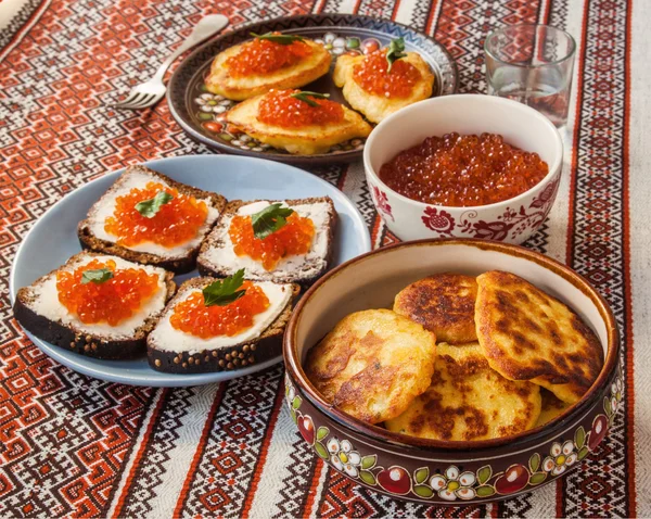 Panquecas de batata grossa e caviar vermelho — Fotografia de Stock