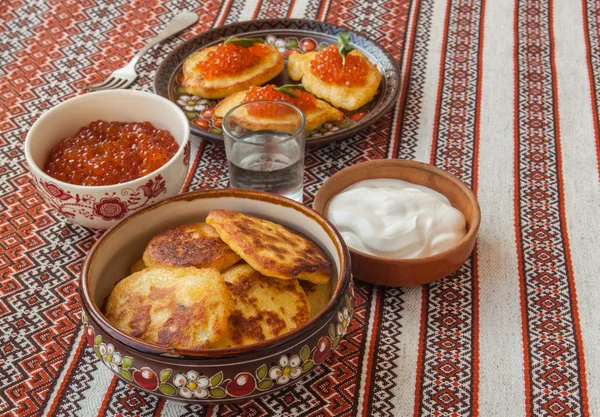 Dikke Aardappelpannenkoekjes en rode kaviaar — Stockfoto