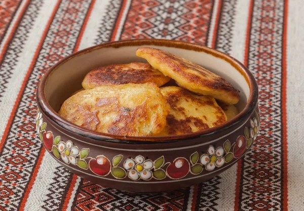 Crêpes épaisses de pommes de terre sur une table — Photo