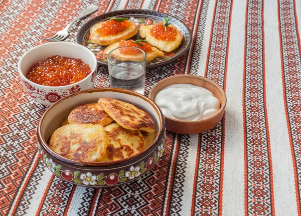 Röd kaviar och tjocka potatis pannkakor — Stockfoto