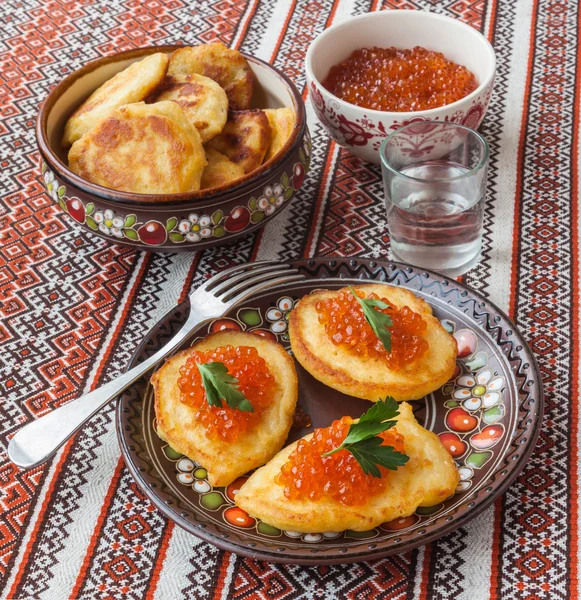Caviar rojo y tortitas de patatas gruesas —  Fotos de Stock