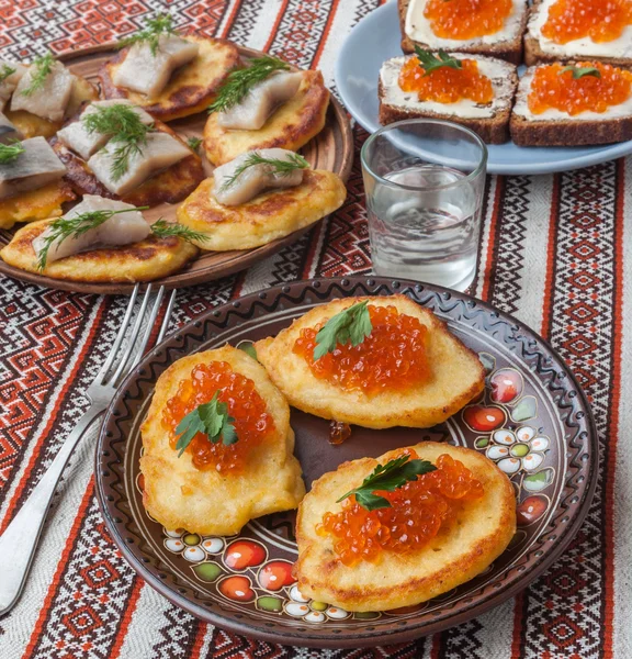 Caviar rojo y tortitas de patatas gruesas —  Fotos de Stock