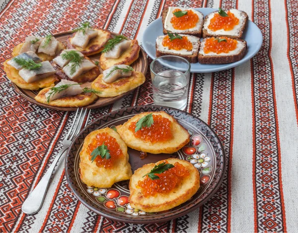 Caviar rojo y tortitas de patatas gruesas — Foto de Stock