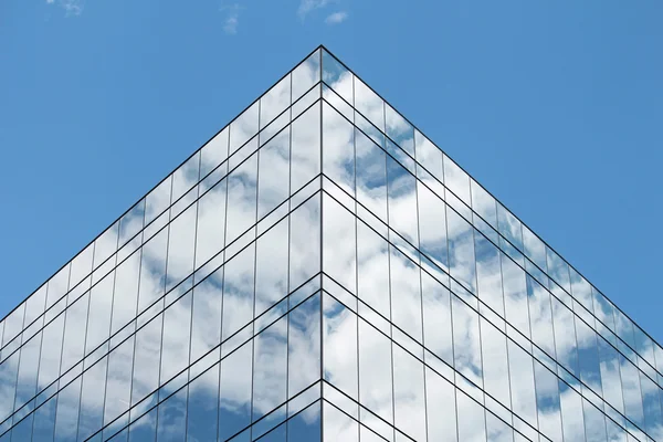 Gökyüzü yansıma modern binada