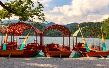 Geleneksel ahşap tekneler Pletna lake Bled üzerinde
