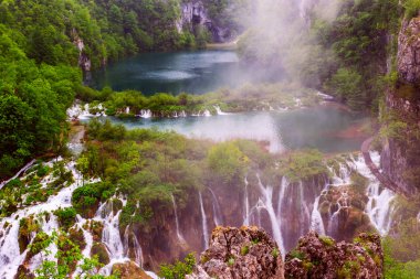 Yağmurlu günde Plitvice Milli Parkı