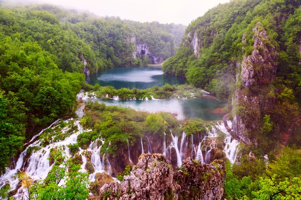 Regnig dag i Plitvice nationalpark — Stockfoto