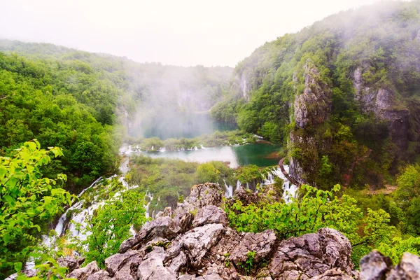 Giornata di pioggia nel parco nazionale di Plitvice — Foto Stock