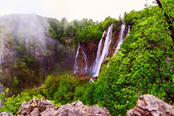 Regnig dag i Plitvice nationalpark — Stockfoto