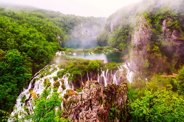 Regnig dag i Plitvice nationalpark — Stockfoto