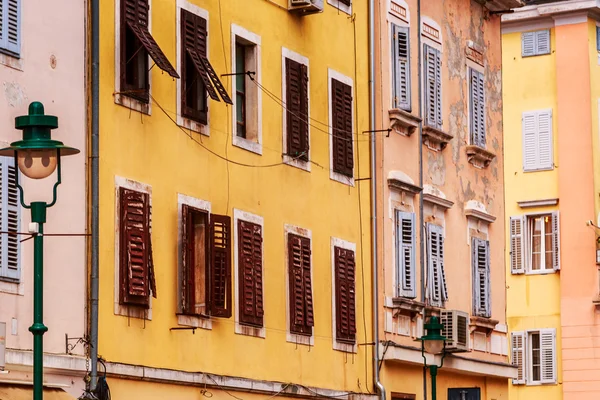 Wunderschöne romantische Altstadt von Rovinj — Stockfoto