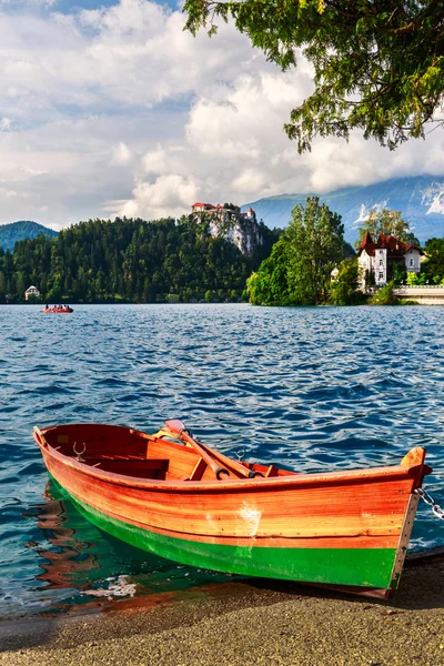 Boote an der Seebrücke bluteten aus — Stockfoto