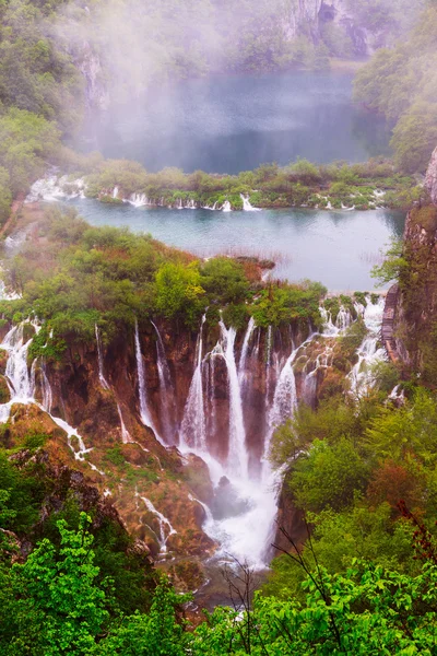 Giornata di pioggia nel parco nazionale di Plitvice — Foto Stock