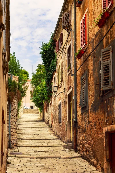 Ruas acolhedoras e estreitas na cidade velha medieval de Pula — Fotografia de Stock