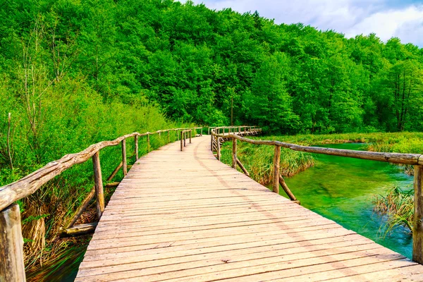 Strandpromenaden i park Plitvice lakes — Stockfoto