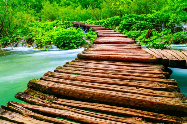 Sendero de madera en el Parque Nacional de Plitvice — Foto de Stock