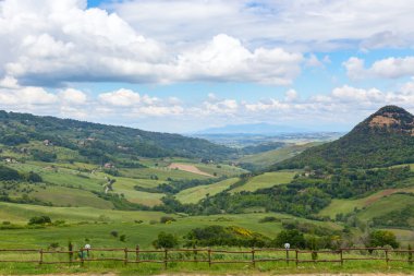 Toskana manzara, alanlar ve çayırlar Volterra yakınlarında